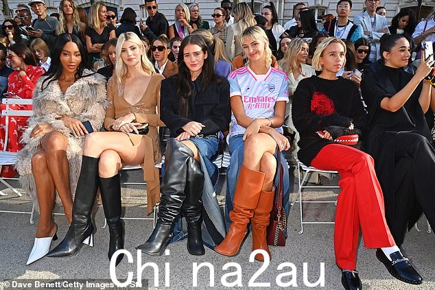 女孩们来了:Mia 与 Munroe Bergdorf、Devon Windsor、Olivia Neill、Lisa Mantler 和 Lena Mahfouf 坐在巴黎时装秀上