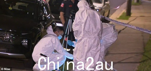 图:法医人员搜查被指控的犯罪现场