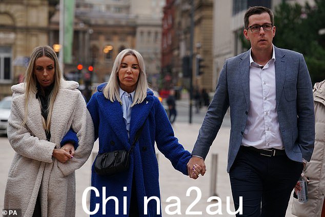 从左到右:阿什利·戴尔斯 (Ashley Dales) 的妹妹(要求不透露姓名)、母亲朱莉·戴尔 (Julie Dale) 和继父罗布·琼斯 (Rob Jones) 抵达利物浦刑事法庭,接受对伊恩·菲茨吉本 (Ian Fitzgibbon)、尼尔·巴里 (Niall Barry)、肖恩 (Sean) 的审判Zeisz、Joseph Peers 和 James Witham