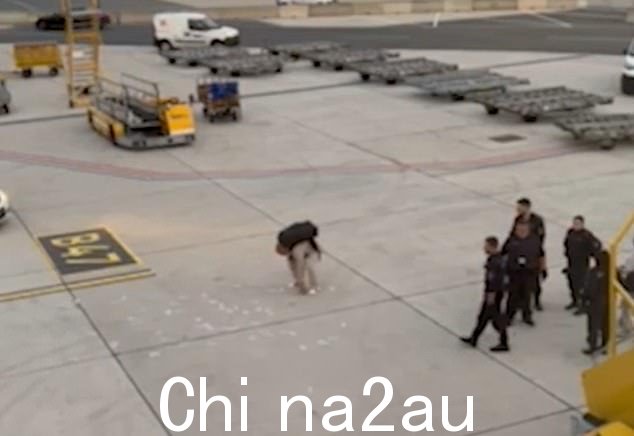 据报道,该男子因行为过于激进而被几名乘客贴在椅子上