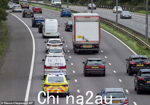 威尔士:在工党领导的威尔士政府上个月在全国范围内实行 20 英里/小时的限速后,周末,司机们在 M4 高速公路上举行了 40 英里/小时“慢行”抗议