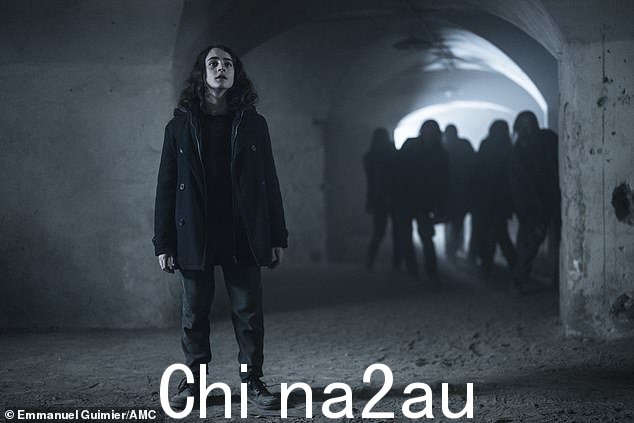 走开:劳伦特微笑着走开,无视达里尔的请求,然后达里尔突然在水下睁开了眼睛,一只僵尸正在抓他
