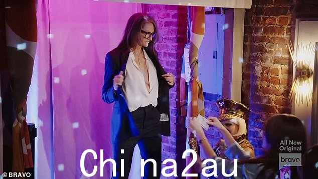 女同性恋酒吧:这位 55 岁的时装设计师最近与女友分手后,在长期女同性恋酒吧 Henrietta Hudson 遇见了 36 岁的 Brynn Whitfield