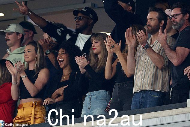 好伙伴:这位 54 岁的表演者与泰勒·斯威夫特 (Taylor Swift) 和他的老朋友瑞安·雷诺兹 (Ryan Reynolds) 一起,准备观看这位热门歌手的所谓男友特拉维斯·凯尔斯 (Travis Kelce) 与堪萨斯城队的比赛Chiefs
