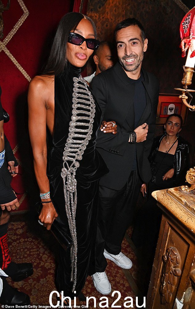 令人惊叹:活动中挤满了模特,53 岁的娜奥米·坎贝尔 (Naomi Campbell) 身穿饰有银链的黑色长礼服时尚亮相(与穆罕默德·阿尔·图尔基 (Mohammed Al Turki) 合影)