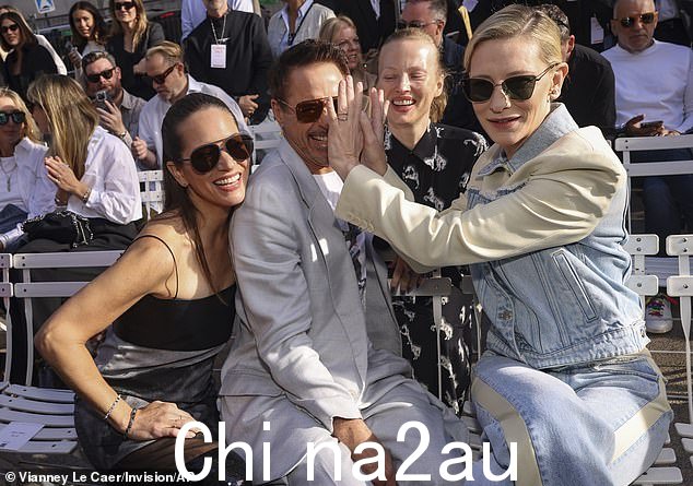 小丑:当他们在镜头前表演时,凯特把手放在罗伯茨的脸上