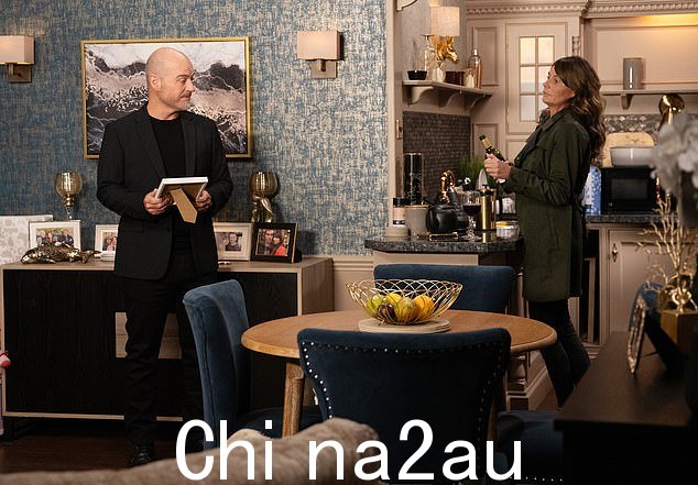 哦,亲爱的:当“西蒙”独自一人留在她家里时,他拿起了一张她与麻烦的迦勒和凯恩(杰夫·霍德利饰)的照片