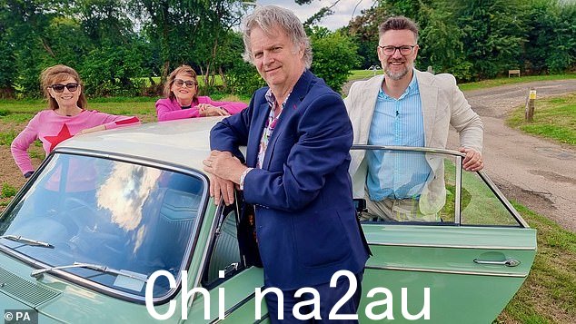 寻找宝藏:保罗·默顿(Paul Merton)(前)和苏琪·韦伯斯特(Suki Webster)(左)是参加下一期名人古董公路旅行系列比赛的名人阵容=