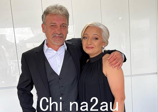 Serdar Caliskan,50 岁,于周六晚上 11 点 30 分在墨尔本北部 Clonbinane 的 Spur Road 被发现死于一辆汽车内,身上有刺伤。他的妻子 Ilknur Caliskan 46 岁,于周日下午在现场被捕,并被指控犯有谋杀罪