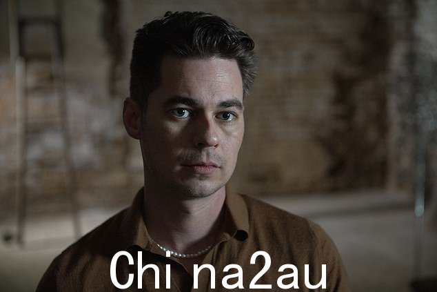当时 23 岁的大卫·布拉德伯里 (David Bradberry) 告诉节目,一名经纪人将他介绍给雅各布森先生,这名经纪人称雅各布森是 A&F“所有者”的看门人” class=
