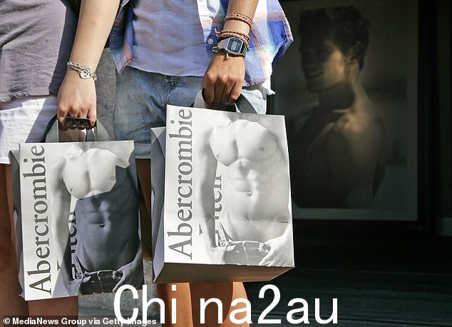 2010 年 7 月 12 日马萨诸塞州波士顿法尼尔厅 Abercrombie and Fitch 外的购物袋