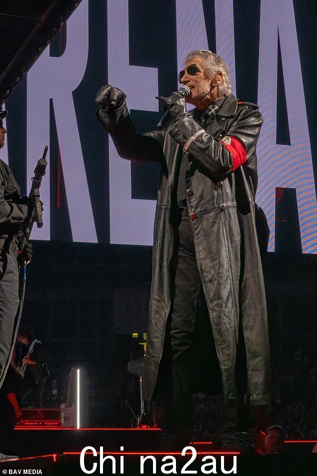 图为：今年 6 月，罗杰·沃特斯 (Roger Waters) 在伦敦 O2 体育场举行的一场音乐会上身着黑色长款皮大衣，戴着纳粹风格的臂章