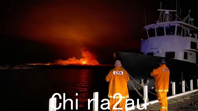 丛林大火撕裂通过维多利亚州吉普斯兰地区的Lock Sport。图片:Meerlieu Rural Fire Brigade/Facebook