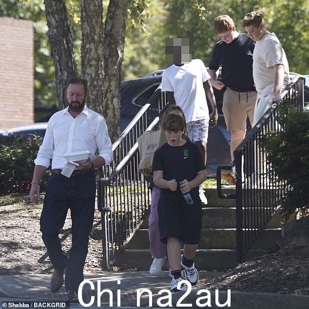 家庭出游:体育明星带着孩子散步时表情严肃