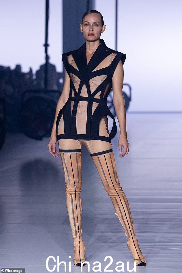 Racy:Amber Valletta 在 Mugler 2024 年春夏女装秀上走秀