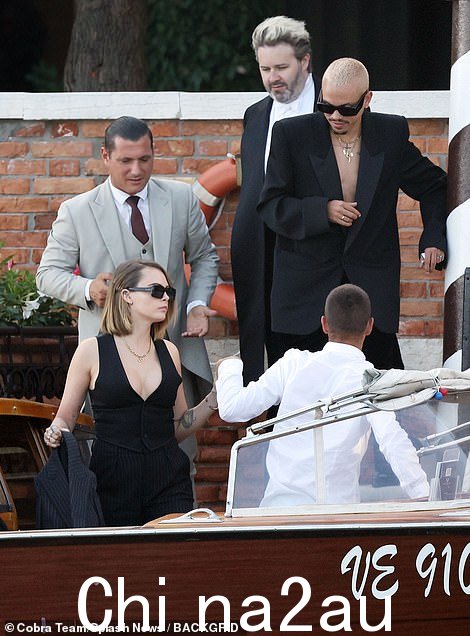 ...而卡拉·迪瓦伊 (Cara Delevingne) 与埃文·罗斯 (Evan Ross) 一起抵达