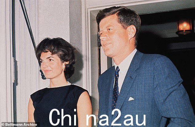 肯尼迪总统和肯尼迪夫人在白宫入口处