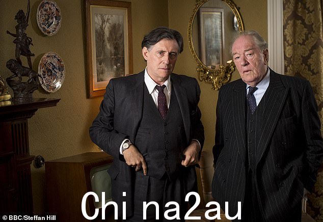 这并不是 BBC 第一次成为所谓“mumblegate”的中心,因为许多观众抱怨无法听到 Quirke 中演员的声音(如图) ,Gabriel Byrne 饰演 Quirke,Michael Gambon 饰演 Judge Garret Griffin)