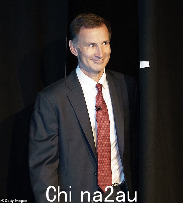 昨天,财政大臣杰里米·亨特 (Jeremy Hunt) 的发言人拒绝否认 HS2 计划已获得财政部批准,这让他陷入了困境。图为亨特先生周一登上舞台在议会期间发表讲话。保守党会议第二天