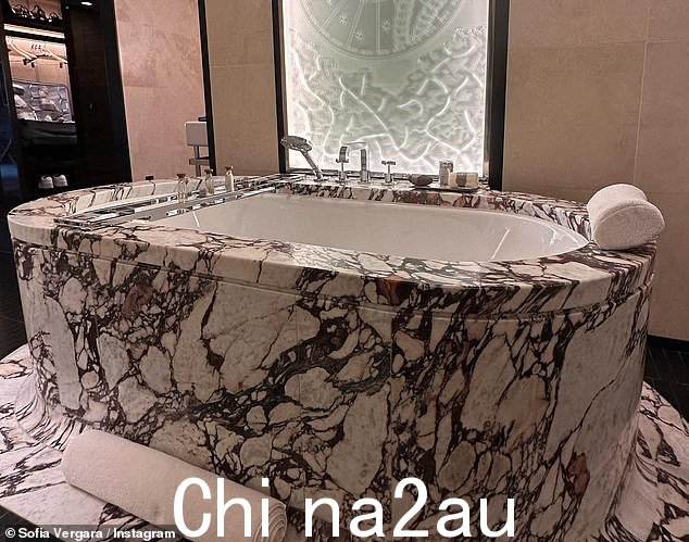 宽敞:第二张图片显示了大浴缸的更好视图,浴缸一侧有头枕,底部卷着毛巾