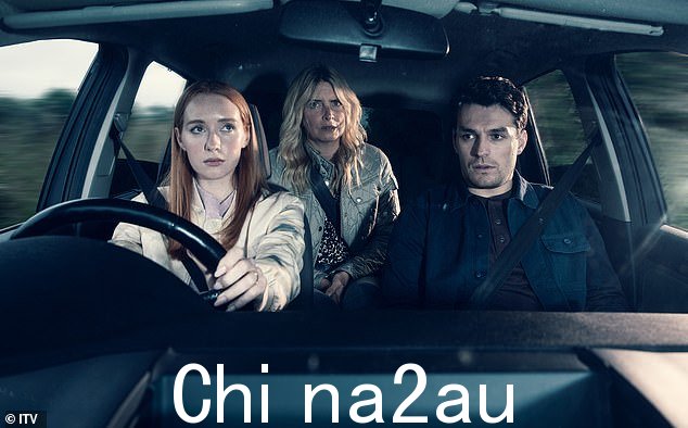 令人担忧:后来,当 Chloe 和 Mackenzie 搭车给 Charity 时,她计划将他们遗弃在荒无人烟的地方