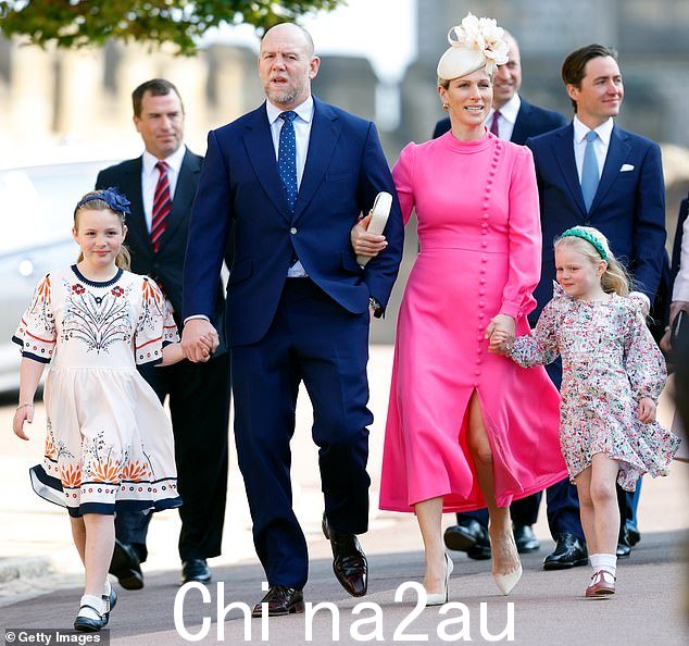 迈克·廷德尔 (Mike Tindall) 公开了他妻子扎拉 (Zara) 的第一次流产,并表示“对于母亲们来说,这是一次可怕的旅程,因为她们认为自己的错,就像这是她们的错”。图为迈克、扎拉 (Zara) 以及他们的女儿米娅 (Mia) 和莉娜 (Lena) 2023 年 4 月