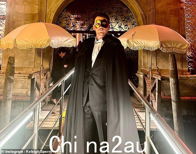 西装革履:特勒穿着配套的黑色西装和斗篷造型,塑造出鲜明的身材