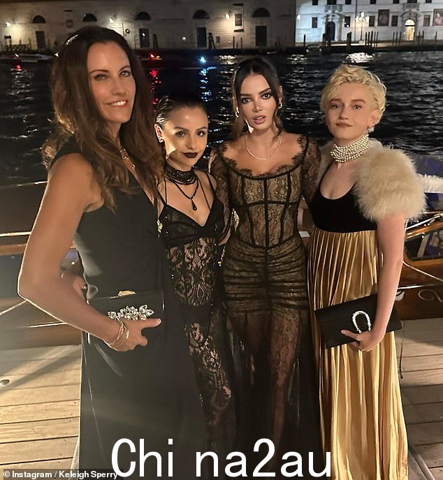 外观如何:前一天晚上,客人在参加婚前化装舞会时选择了更具哥特式风格的外观