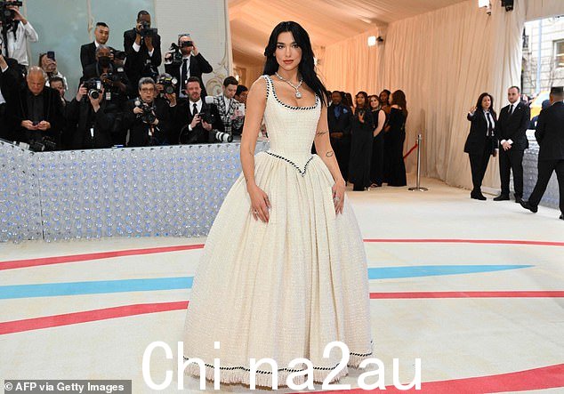 流行公主 Dua Lipa 比大多数王室成员都富有。我可以透露,这位 28 岁的伦敦出生歌手去年每周的财富飙升了 154,000 英镑