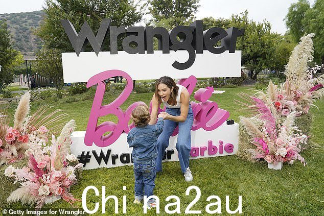 哎呀:凯瑟琳·麦克菲 (Katharine McPhee) 正在学习抚养一个活跃的幼儿是什么感觉。她 2 1/2 岁的儿子雷尼 (Rennie) 一直要他的 iPad,这位 39 岁的《美国偶像》明星将其藏在了里面烤箱以阻止他反复索要