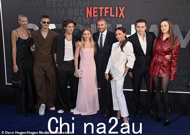 联合航空:维多利亚与她 48 岁的丈夫大卫以及他们的四个孩子一起参加了 Netflix 节目的首映式(图上还有罗密欧的女友米娅)和布鲁克林的妻子 Nicola)