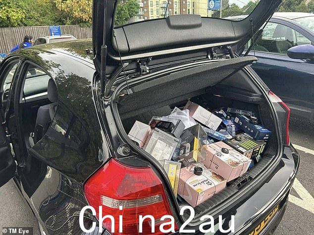 戏剧性的镜头捕捉到了这些人“试图偷走价值超过 3,000 英镑的电器产品”时被抓的那一刻