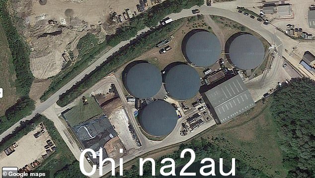 警方敦促居民呆在室内,当火球照亮夜空时,A40 高速公路被关闭(图:工厂鸟瞰图)