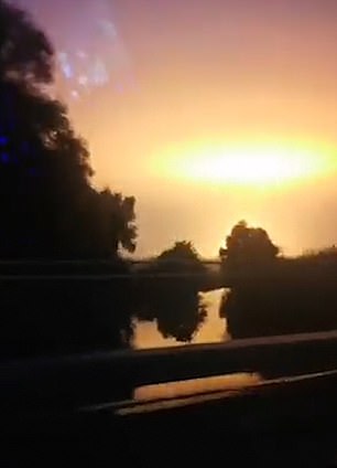 视频显示,牛津西北部大火肆虐时,夜空变成了诡异的橙色
