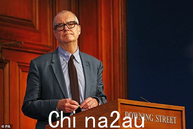 在大流行期间保留的日记中,首席科学顾问帕特里克·瓦兰斯爵士经常在新冠病毒新闻发布会上与部长们一起向全国发表讲话,他写道,唐宁街试图通过声称他们“遵循科学'。图为帕特里克爵士于 2021 年 12 月在唐宁街会议期间