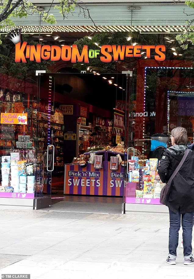 这一趋势始于 2004 年在巴恩斯利开设第一家 Kingdom of Sweets 商店。图中为一家伦敦商店