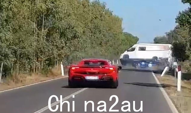 镜头显示兰博基尼在红色法拉利撞上露营车后撞向露营车