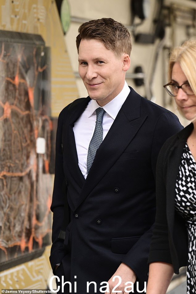 编剧达斯汀·兰斯·布莱克 (Dustin Lance Black),49 岁,被指控去年 8 月 18 日在 Soho 的同性恋酒吧 Freedom 袭击 32 岁的特里·爱德华兹 (Terry Edwardes),据称他扭伤了她的手腕,并泼洒了她的饮料