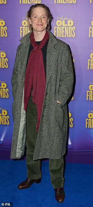 ... 而 Freddie 则穿着漂亮的人字形冬季外套和灯芯绒长裤脱颖而出