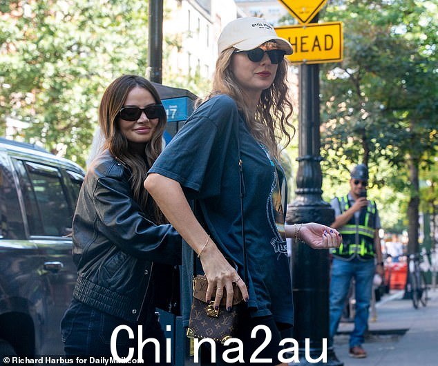 Gal pals:Keleigh 后来被发现和 Taylor 一起出现在录音室 - 这位音乐巨星穿着骑行短裤展示了她磨练的双腿