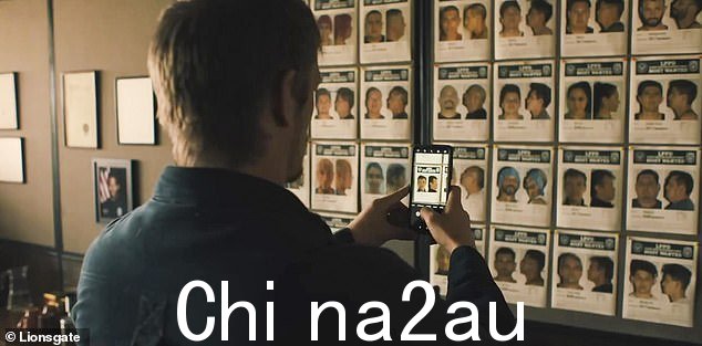 回报:乔尔悲伤的角色在警察局偷偷拍照片,在健身房有条不紊地训练,参观射击场,并练习特技驾驶