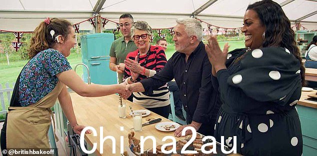 伟大的英国烘焙大赛:评委保罗·好莱坞和普鲁·利斯似乎还不知道如何看待艾莉森。她压倒了他们。但她纯粹的能量和活力让诺埃尔大笑,这让第 14 个系列有了新的反弹