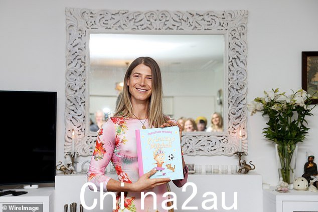一些键盘侠针对克里斯蒂安的新儿童读物进行了残酷的评论,该书讲述了一个喜欢当公主的男孩