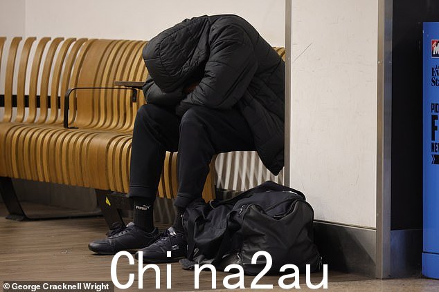 今早 Aslef 罢工开始时,铁路乘客在伦敦尤斯顿车站等候
