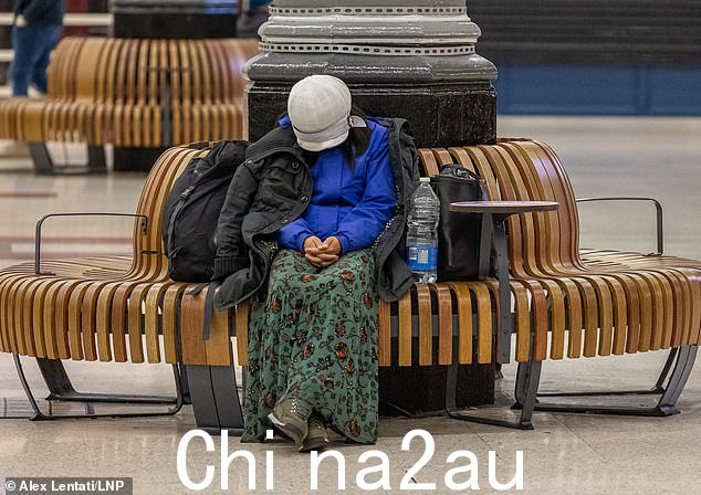 今天早上 Aslef 罢工开始时,铁路乘客在伦敦维多利亚的座位上等待