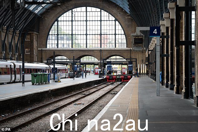 今天早上阿斯莱夫铁路罢工开始时,火车在非常安静的伦敦国王十字车站运行