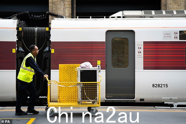 今天早上 Aslef 罢工开始时,一名工作人员在伦敦国王十字车站工作