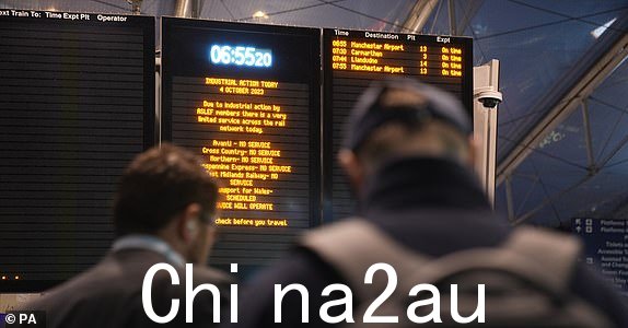通勤者站在信息前曼彻斯特皮卡迪利火车站的标志详细说明了罢工行动,司机阿斯莱夫工会成员因长期存在的薪资和工作条件纠纷而举行 24 小时罢工。图片日期:2023 年 10 月 4 日星期三。PA 照片。请参阅 PA 故事《行业罢工》。照片来源应为:Danny Lawson/PA Wire