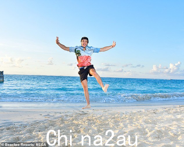 玩得开心:演员和他的家人一起在豪华海滩度假村庆祝了里程碑式的生日