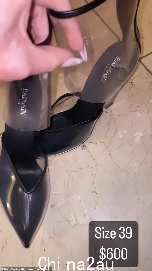 黑色背心:Kim 声称只穿过一次欧洲尺码 39 Balmain 高跟鞋,配有透明塑料套,售价也高达 600 美元